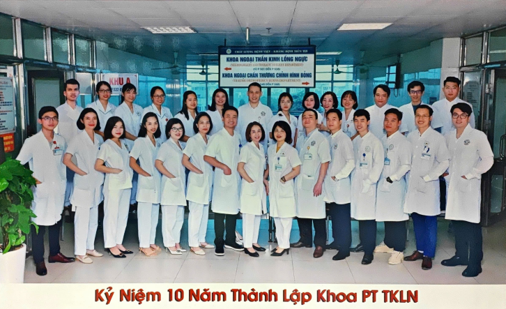 Tập thể các Bác sỹ, điều dưỡng khoa Ngoại PT Thần Kinh – Lồng Ngực